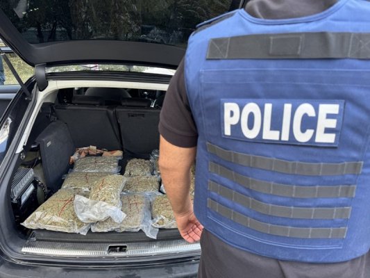 17 Yaşındaki Gençten 10 Kilo Esrar: Uyuşturucuyu Arabadan Dağıtıyormuş