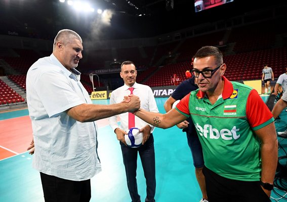 Lyubo Ganev, teknik direktör Gianlorenzo Blengini ile selamlaşıyor.