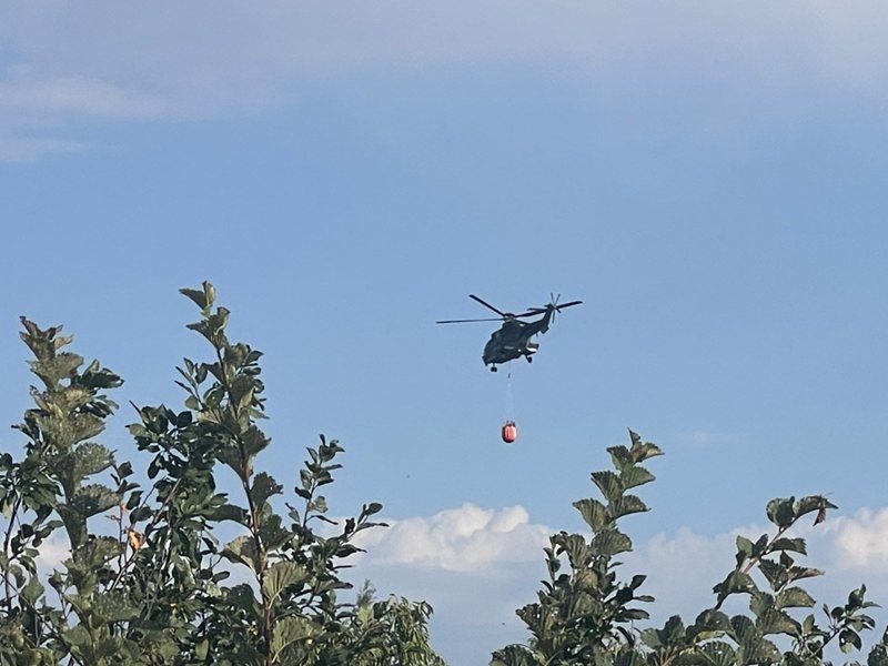 Anton Köyü Üzerindeki Büyük Yangına Askeri Helikopter Müdahale Ediyor