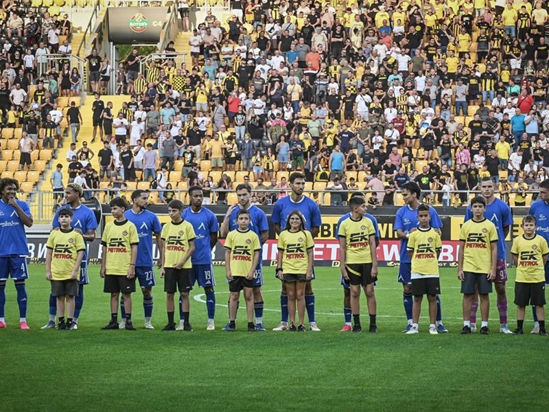 15 Yaşındaki Ryan, Levski'nin Yıldızı Christian Makoun'u Boyuyla Gölgede Bıraktı