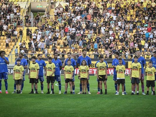 15 Yaşındaki Ryan, Levski'nin Yıldızı Christian Makoun'u Boyuyla Gölgede Bıraktı