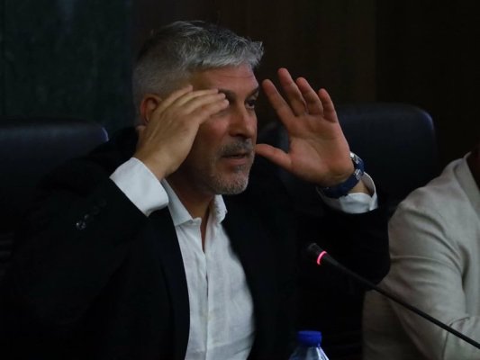 Kaluşev'in babasının oğluyla ve çıplak gençlerle fotoğrafları olduğu iddia edildi