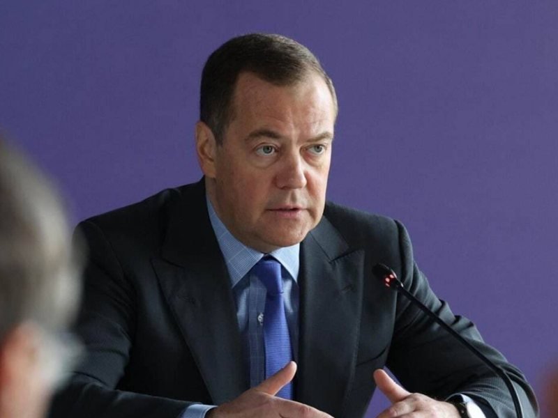 Medvedev: Le Pen'in partisi artık rusofobik