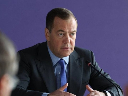 Medvedev: Le Pen'in partisi artık rusofobik