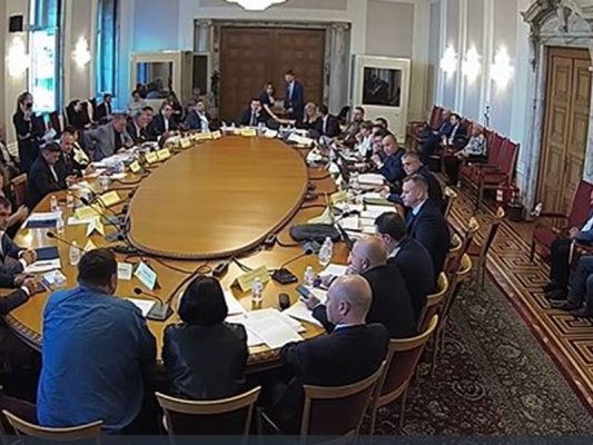 Ulaştırma komisyonunda ilk okumada sanal ceza ve kamyonların otoyolda sollamasının yasaklanması kabul edildi