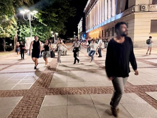 Tiyatro önünde müzik için yer yok, içeride çalışılırken