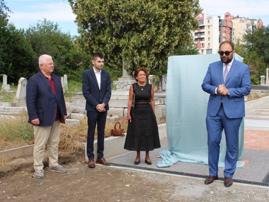 Petar Stoyanov ve onlarca Filibeli Yahudi mezarlık parkındaki yenilenen aleayı açtı