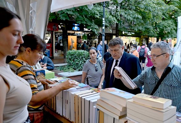 Prof. Georgi Valçev, KnigaTa Yayınevi'nin kitaplarını inceliyor