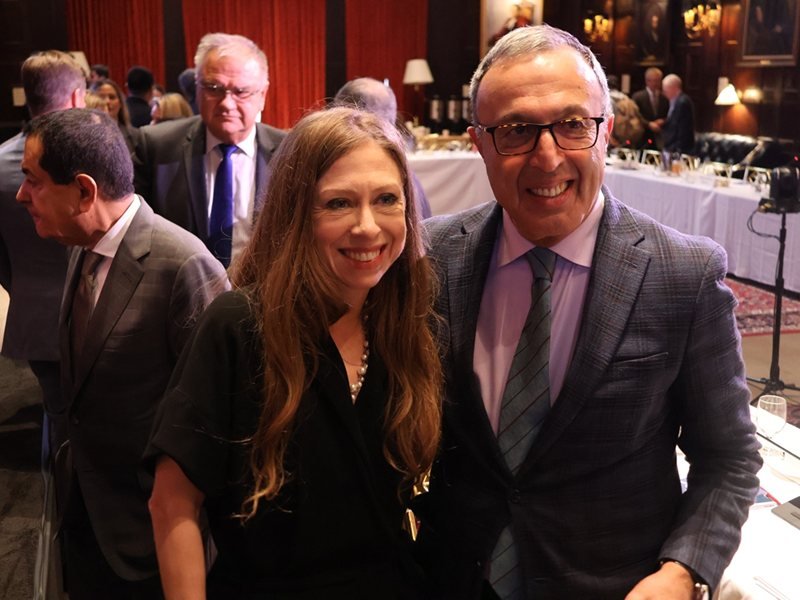 Bulgaristan'ın eski Cumhurbaşkanı Petar Stoyanov 27 yıl sonra Chelsea Clinton'la görüştü