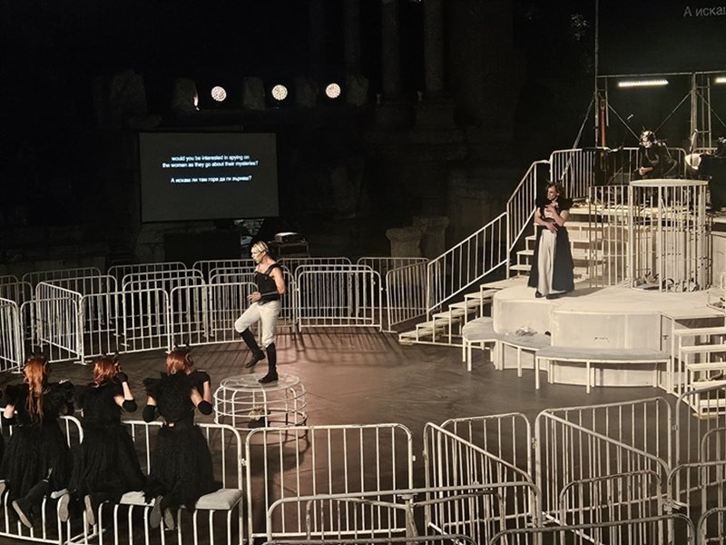 Antik Tiyatro'da tanrı Dionysos ve kahin Tiresias sahnede, 12 bakhant seyirciler arasında şarkı söyledi
