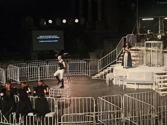 Antik Tiyatro'da tanrı Dionysos ve kahin Tiresias sahnede, 12 bakhant seyirciler arasında şarkı söyledi