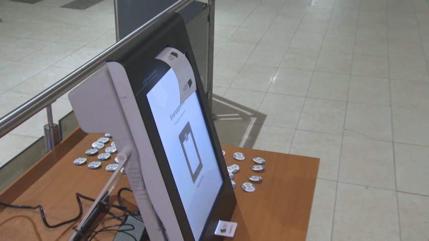 Sofya'da makineyle oy verme gösteriminde bazıları seçimlerin başladığını sandı