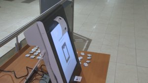 Sofya'da makineyle oy verme gösteriminde bazıları seçimlerin başladığını sandı