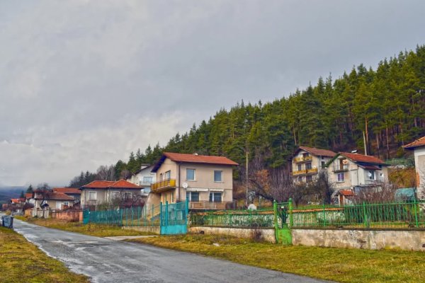 Sofya'nın 40 kilometre yukarısındaki Yarlovo köyü emlak kozu oluyor