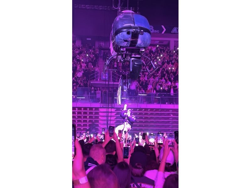 A$AP Rocky Sofya'da helikopterlerle sahne aldı, hayranlar sütyen fırlattı