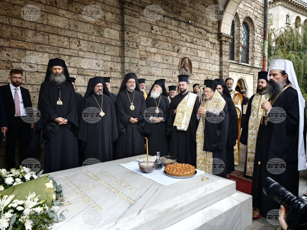 Ekümenik Patrik Bartholomeos, merhum Bulgar Patrik Neophyte için mezar başında anma ayini düzenledi