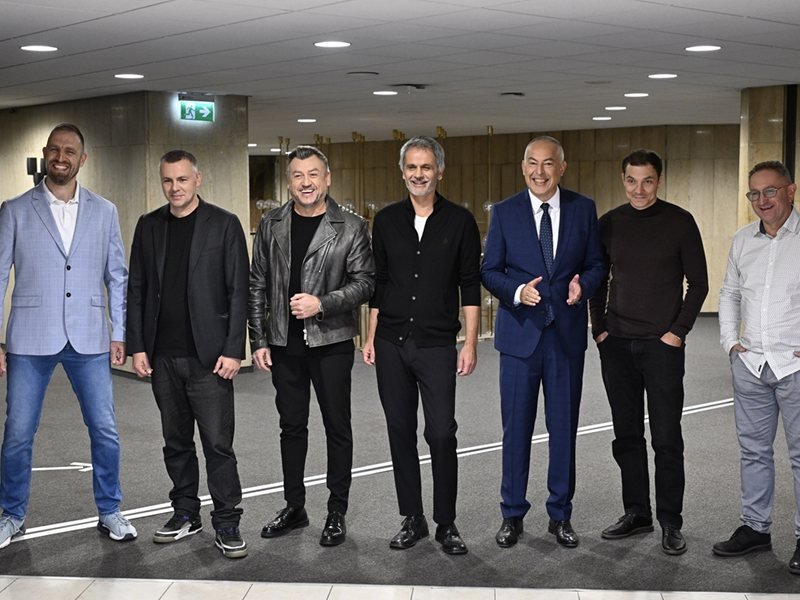 Sofya'da NDK'de 13 ünlü isimden stand-up gecesi: komplo teorileri ve kişisel hikâyeler