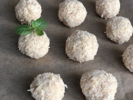 Ev yapımı sağlıklı Rafaello tarzı hindistan cevizi bonbonları tarifi