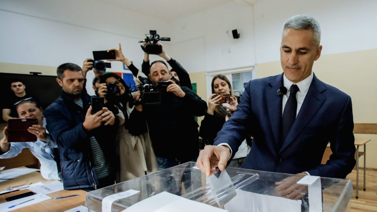 Bulgaristan'da cumhurbaşkanlığı seçimi ikinci tura kaldı, katılım rekor düşük