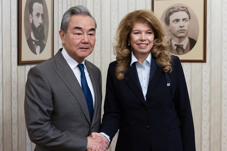 Cumhurbaşkanı İlyana Yotova ile Çin Dışişleri Bakanı Wang Yi Sofya-Pekin direkt uçuşunu görüştü