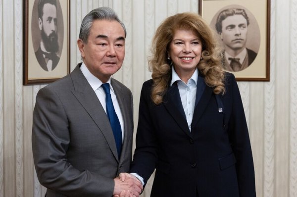 Cumhurbaşkanı İlyana Yotova ile Çin Dışişleri Bakanı Wang Yi Sofya-Pekin direkt uçuşunu görüştü