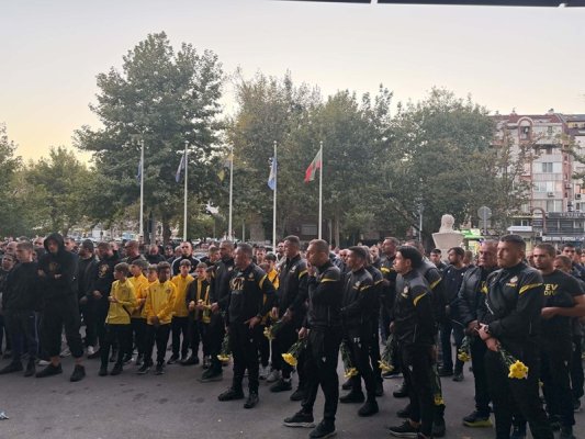 Sarı-siyahlı aile Kolej önünde İlyan Filipov'un anısına toplandı