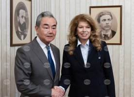 Bulgaristan Cumhurbaşkanı Iotova ile Çin Dışişleri Bakanı Wang Yi Ukrayna ve Orta Doğu çatışmalarını görüştü