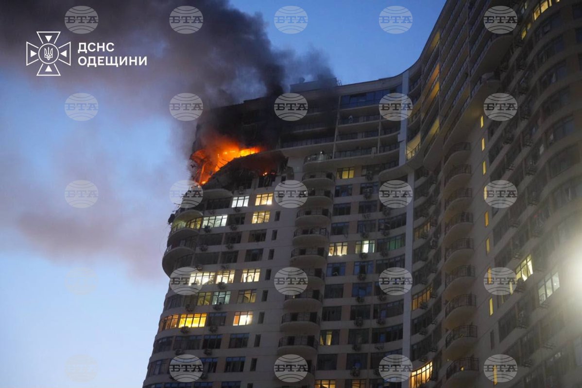 Odesa'da Konut Binası Vuruldu, Bölgede Enerji Tesislerine Gece İHA Saldırısı