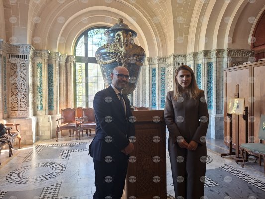 Bulgaristan Lahey Daimi Tahkim Mahkemesi'ne Tryavna'dan meşe kürsü bağışladı