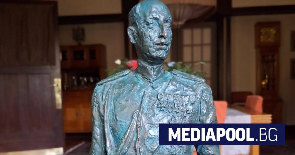 Eski başbakan Simeon Sakskoburggotski'ye Rus büyükelçisinden oğlu yapımı Tsar Boris III heykeli hediye edildi