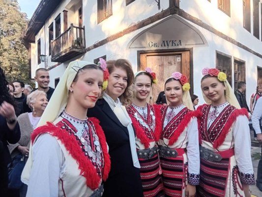 Cumhurbaşkanı Yotova, Blagoevgrad'da tarihi sokak canlandırmasında hediyeler aldı