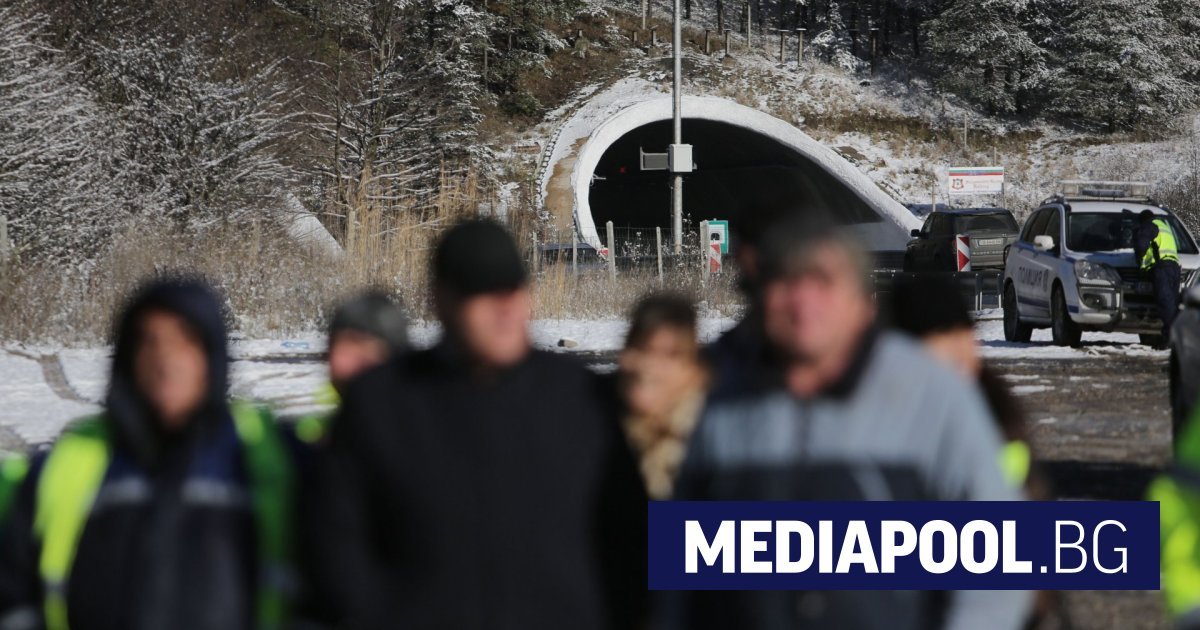 Karayolu Altyapı Ajansı çalışanları işten çıkarmalara karşı protesto düzenliyor