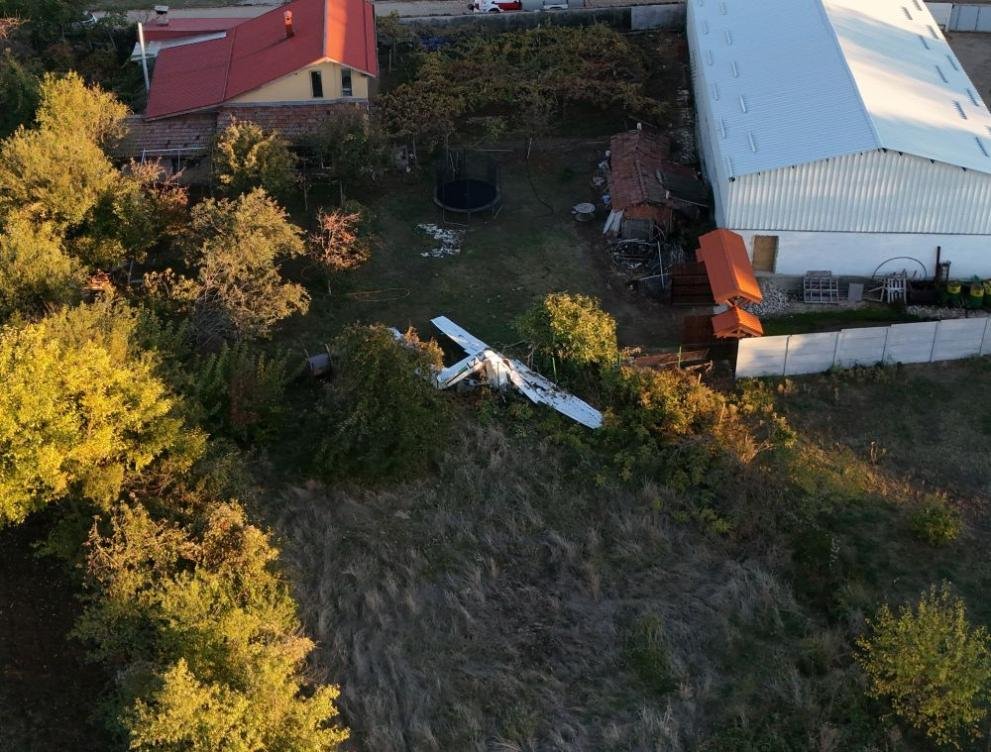 Pleven'in Bohot köyünde Cessna 150 ev bahçesine düştü pilotun kasten yaptığı iddia edildi