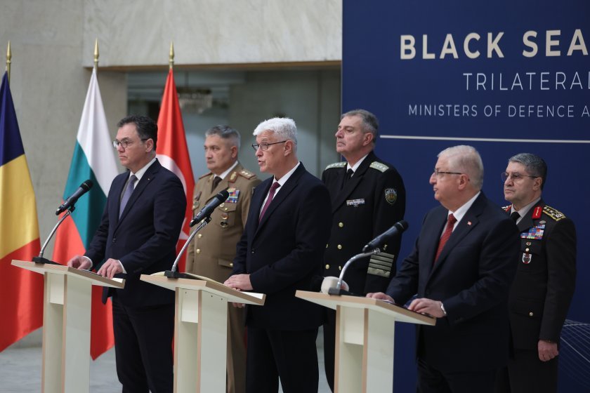 Bulgaristan, Türkiye ve Romanya savunma bakanlarından Karadeniz'de drone saldırısına ortak tepki