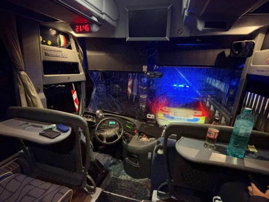 Botevgrad-Mezdra yolunda otobüs ile TIR çarpıştı, 40 yolcu kıl payı kurtuldu