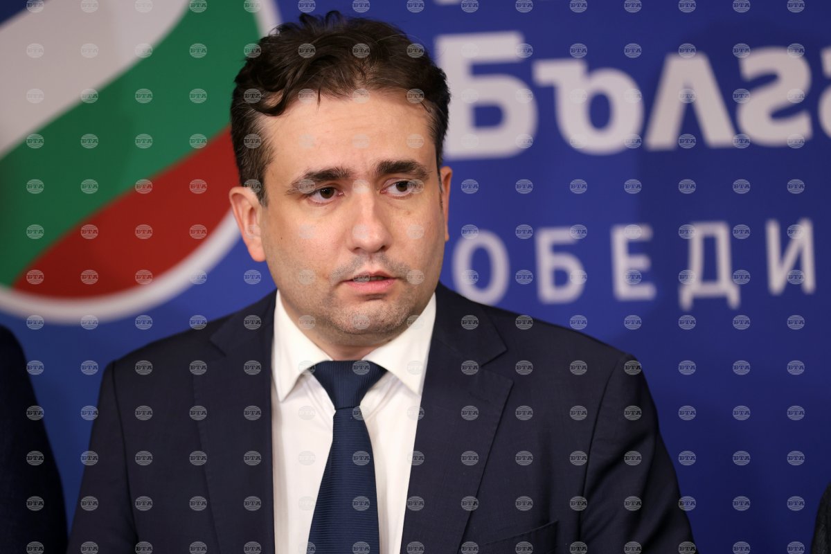 Demokratik Bulgaristan milletvekili Bozhidar Bozhanov hükümeti resmi kanallardan seçim propagandası yapmakla suçladı