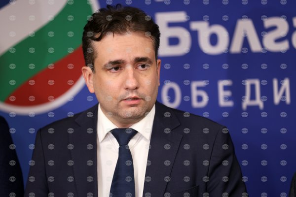 Demokratik Bulgaristan milletvekili Bozhidar Bozhanov hükümeti resmi kanallardan seçim propagandası yapmakla suçladı